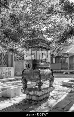 Bügeleisen altar in ruhiger Jietai buddhistischen Tempel, Peking, China Stockfoto