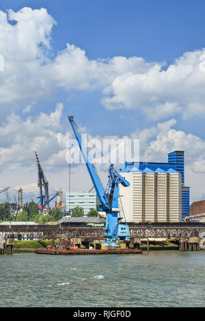 Kran Schiff, das im Hafen von Rotterdam an einem sonnigen Tag vor Anker. Stockfoto