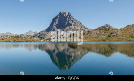 Pic du Midi Ossau Berg und See Gentau, Ayous See Wanderweg im Tal von Ossau, Pyrenees-Atlantiques Abteilung (Südwesten Frankreichs). Stockfoto