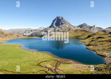 Pic du Midi Ossau Berg und See Gentau, Ayous See Wanderweg im Tal von Ossau, Pyrenees-Atlantiques Abteilung (Südwesten Frankreichs). Die Stockfoto