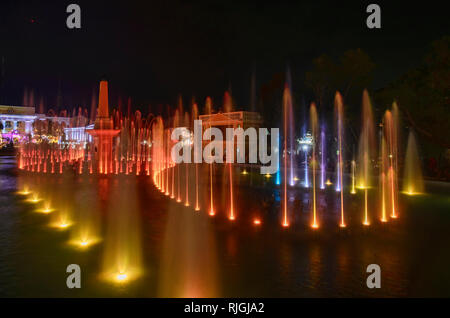 Springbrunnen zeigen an der Plaza Salcedo, Vigan, Ilocos Sur, Philippinen Stockfoto