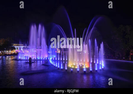 Springbrunnen zeigen an der Plaza Salcedo, Vigan, Ilocos Sur, Philippinen Stockfoto