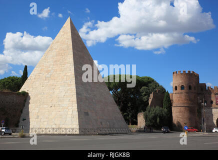 Pyramide des Cestius, Piramide di Caio Cestio oder Piramide Cestia, gebaut als ein Grab für Gaius Cestius, und der Porta San Paolo, San Paolo Tor, eine der Sou Stockfoto