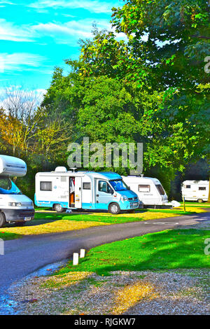 Touring Einheiten vor Ort auf dem Caravan & Reisemobil Club in Cirencester Park, im Cotswold District von Gloucestershire. Herbst Sonne. Stockfoto