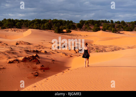 Den roten Sanddünen von Mui Ne, Vietnam ist beliebtes Reiseziel mit langen Küstenlinie. Stockfoto
