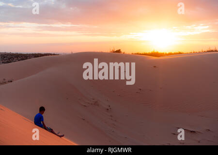 Den roten Sanddünen von Mui Ne, Vietnam ist beliebtes Reiseziel mit langen Küstenlinie. Stockfoto