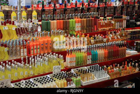 Stall für Limoncello und Souvenirs auf dem Markt, Campo de Fiori, Rom, Italien Stockfoto