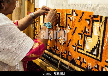 Navajo Indianer webt einen Teppich, Hubbell Trading Post, Ganado, Arizona, Vereinigte Staaten von Amerika, Nordamerika Stockfoto