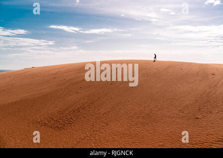 Den roten Sanddünen von Mui Ne, Vietnam ist beliebtes Reiseziel mit langen Küstenlinie. Stockfoto