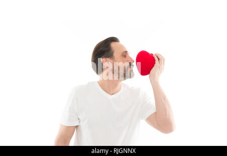 Man bärtige Hipster halten Herz. Romantischer Kerl verlieben. Gruß aus ehrlichem Herzen. Valentines Tag feiern. Liebe und romantische Gefühle Konzept. Herz-Attribut von Valentine. Herz Geschenk präsentieren. Stockfoto