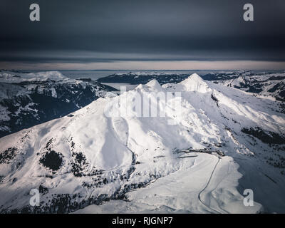 Winter Panorama mit dunklen Wolken über schneebedeckten Gipfeln von oben Europas, dem Jungfraujoch, Schweiz Stockfoto