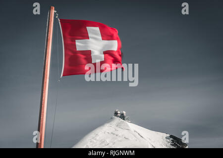 Schweizer Fahne in den Wind auf dem Dach Europas, dem Jungfraujoch, Schweiz Stockfoto