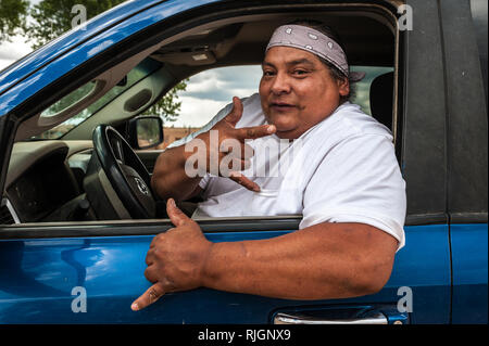 Ein Mitglied der lokalen Taos Gemeinschaft in seinem Auto, Taos Pueblo, New Mexico, Vereinigte Staaten von Amerika, Nordamerika Stockfoto