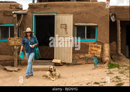 Straßenszene in Taos Pueblo, New Mexico, Vereinigte Staaten von Amerika, Nordamerika Stockfoto