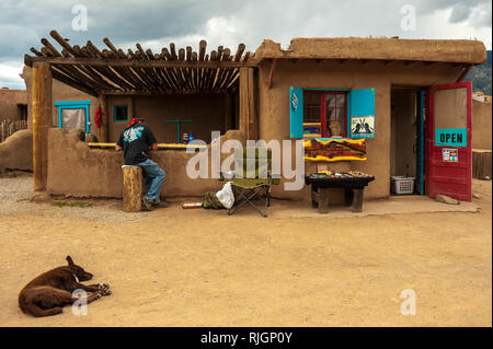 Straßenszene in Taos Pueblo, New Mexico, Vereinigte Staaten von Amerika, Nordamerika Stockfoto