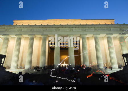 Lange Belichtung Szene am Abraham Lincoln Memorial in Washington, DC, mit Flash Lights von Touristen. Über die beleuchteten Säulen ist ein Fr Stockfoto