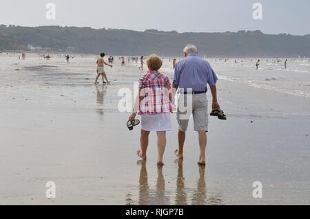 Rosaires Strand in der Bucht von Saint-Brieuc Menschen zu Fuß im Wasser Stockfoto