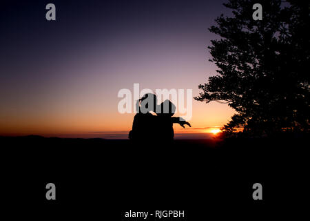 Silhouette der Liebe im Sonnenuntergang Stockfoto