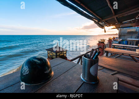 Sonnenuntergang in Mui Ne Strand, Phan Thiet, Vietnam - Asien. Blick vom Restaurant am Strand. Stockfoto