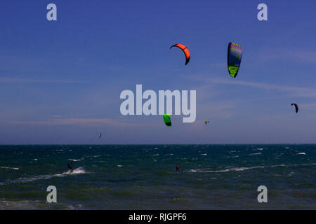 Kiteboarding, itesurfing bei Sonnenuntergang in Mui Ne Strand, Vietnam Phan Thiet. Stockfoto