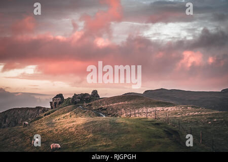 Rosa Sonnenuntergang in der Nähe des Tulm Bucht auf der Insel Skye, Schottland Stockfoto