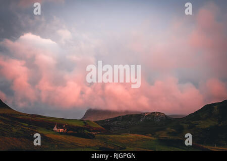 Rosa Sonnenuntergang über dem Duntulm Castle auf der Isle of Skye, Schottland Stockfoto