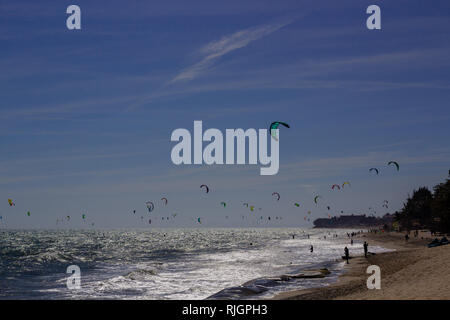 Kiteboarding, itesurfing bei Sonnenuntergang in Mui Ne Strand, Vietnam Phan Thiet. Stockfoto