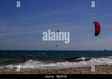 Kiteboarding, itesurfing bei Sonnenuntergang in Mui Ne Strand, Vietnam Phan Thiet. Stockfoto