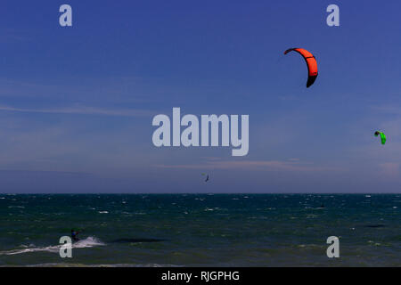 Kiteboarding, itesurfing bei Sonnenuntergang in Mui Ne Strand, Vietnam Phan Thiet. Stockfoto