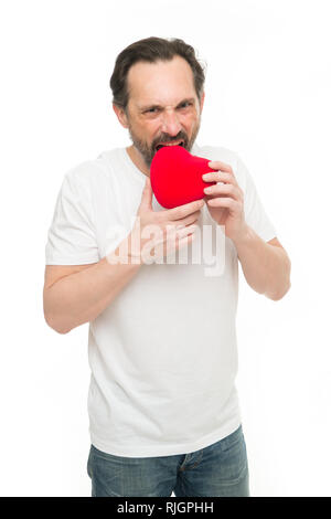 Valentines Tag feiern. Liebe und romantische Gefühle Konzept. Verlieben. Mich zu Ihnen. Herz-Attribut von Valentine. Herz Geschenk oder zu präsentieren. Gruß aus ehrlichem Herzen. Man bärtige Hipster halten Herz. Stockfoto