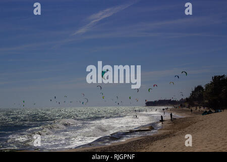 Kiteboarding, itesurfing bei Sonnenuntergang in Mui Ne Strand, Vietnam Phan Thiet. Stockfoto