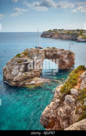 Es Pontas, einem natürlichen Felsbogen am Mallorca Küste, Spanien. Stockfoto