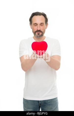 Herz Geschenk oder zu präsentieren. Gruß aus ehrlichem Herzen. Man bärtige Hipster halten Herz. Valentines Tag feiern. Liebe und romantische Gefühle Konzept. Verlieben. Mich zu Ihnen. Herz-Attribut von Valentine. Stockfoto