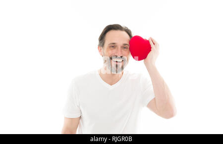 Herz Geschenk präsentieren. Gruß aus ehrlichem Herzen. Man bärtige Hipster halten Herz. Romantischer Kerl verlieben. Valentines Tag feiern. Liebe und romantische Gefühle Konzept. Herz-Attribut von Valentine. Stockfoto