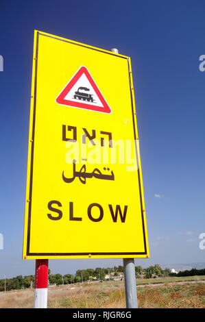 Israelische Bahnübergang Zeichen in drei Sprachen - Hebräisch, Englisch und Arabisch geschrieben. Stockfoto