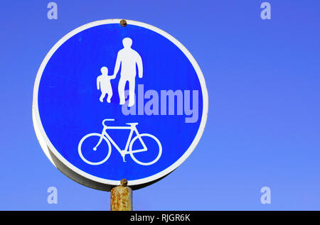 Informative Verkehrsschild Warnung über Fahrrad- und Fußgängerweg. Stockfoto