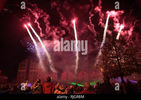 Feuerwerk spektakulär in Gloucester Docks Bild von Antony Thompson - tausend Wort Medien, KEIN VERKAUF, keine SYNDICATION. Kontakt Für weitere Informationen mo Stockfoto