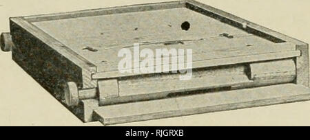 . Die Imker' überprüfen. Biene Kultur. 278 Die IMKER". Überprüfen Sie die shamu Patent Walze Eingang HIVE UNTEN MACHT Bee-Keepingf angenehm und gewinnbringend für beide^ Amateur und Profi. Frühjahr und für Räuber' kleiner Eingang. Da es. . Hält die Kolonie warm für 1) bis reeding l) y heraus schließen kalten Wind, Schnee und Schneeregen im frühen Frühjahr Monate. Ermöglicht die Einspeisung einer Honig Mangel ohne iiterrupted heing. Steuert das Schwärmen. Schützt vor robher Bienen. Versichert die Königinnen mit der richtigen Art der Drone die Imker,.. Bitte beachten Sie, dass diese Bilder aus gescannten pa extrahiert werden Stockfoto