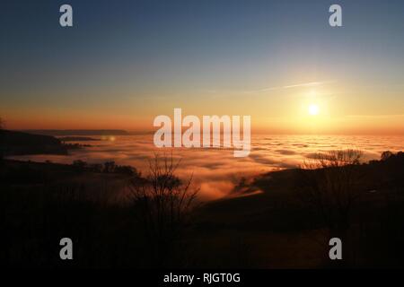 Nebel in einem Tal in der Nähe von Stroud, Gloucestershire während des Sonnenuntergangs am Mittwoch, Januar 20th, 2016 - niedrig liegenden Nebel fegt das Tal über Stonehouse Stockfoto