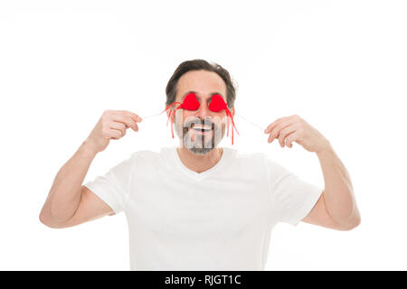 Gruß aus ehrlichem Herzen. Valentines Tag feiern. Liebe und romantische Gefühle Konzept. Herz-Attribut von Valentine. Herz Geschenk präsentieren. Man bärtige Hipster halten Herz. Romantischer Kerl verlieben. Stockfoto