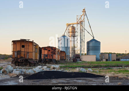 Rusty verlassenen Waggon- und Getreidespeicher auf St feriole Insel in Prairie du Chien Stockfoto