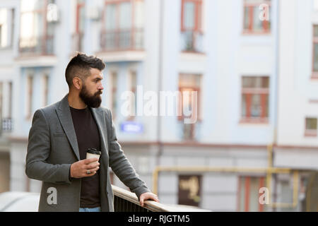 Noch ein Schluck Kaffee. Kaffeegenuss unterwegs. Geschäftsmann gepflegt aussehen genießen Sie Kaffee Pause aus Business Center. Entspannen und erholen Sie sich. Man bärtige hipster Pappbecher Kaffee trinken. Stockfoto