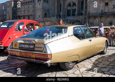 Citroen SM (Maserati Motor) von 1970 bis 1975 hergestellt. Ausstellung der Oldtimer. Obradoiro square Santiago de Compostela, Spanien Stockfoto