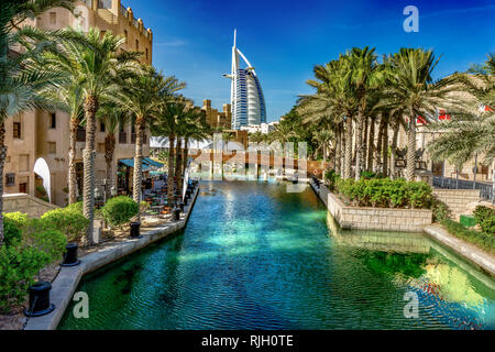 Dubai, UAE/11. 05. 2018: Burj al Arab vom Souk Madinat Jumeirah Stockfoto