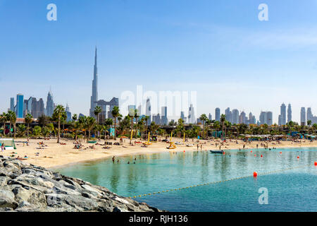 Strand in Dubai mit Menschen und skyscapers im Hintergrund Stockfoto