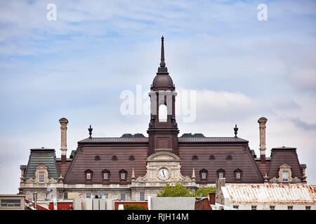 Montreal, Kanada - Juni, 2018: Der Turm, Uhr und Dach von Montreal City Hall Hotel de Ville gegen helles bewölkten Himmel in der Altstadt von Montreal, Quebec, Canad Stockfoto