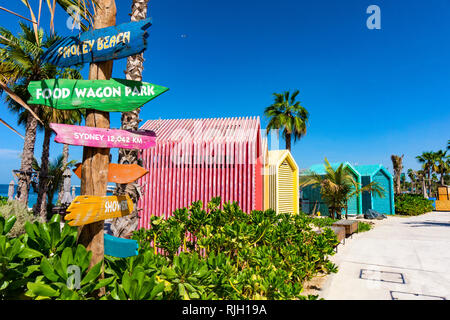 Dubai, UAE/11. 05. 2018: La mer Strand in Dubai mit bunten Bungalows Stockfoto