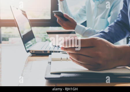 Unternehmer, die Kreditkarte und mit Laptop. Die Zahlung beim Online shopping. Stockfoto