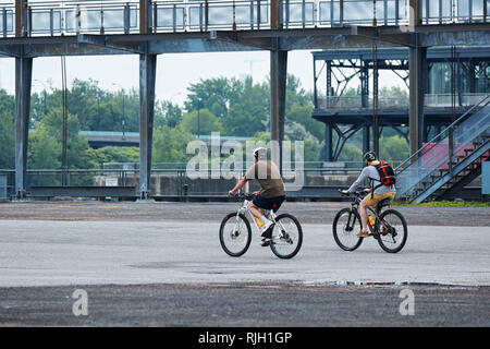 Montreal, Kanada - Juni, 2018: Kanadische paar Fahrrädern im alten Hafen, Montreal, Quebec, Kanada. Editorial. Stockfoto