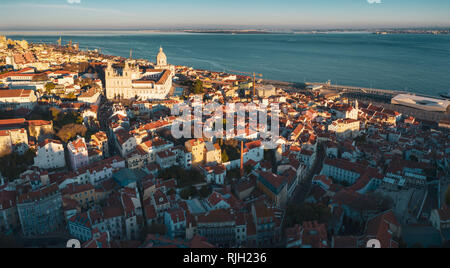 Panoramablick über Lissabon; alte gelbe Dächer in der portugiesischen Hauptstadt Stockfoto